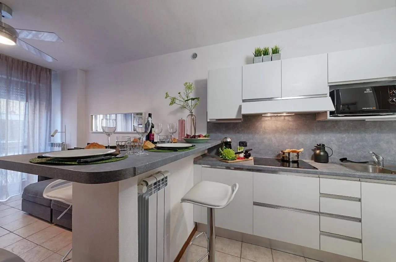 Modern Lakefront 1-Bedroom Apartment Acquaseria