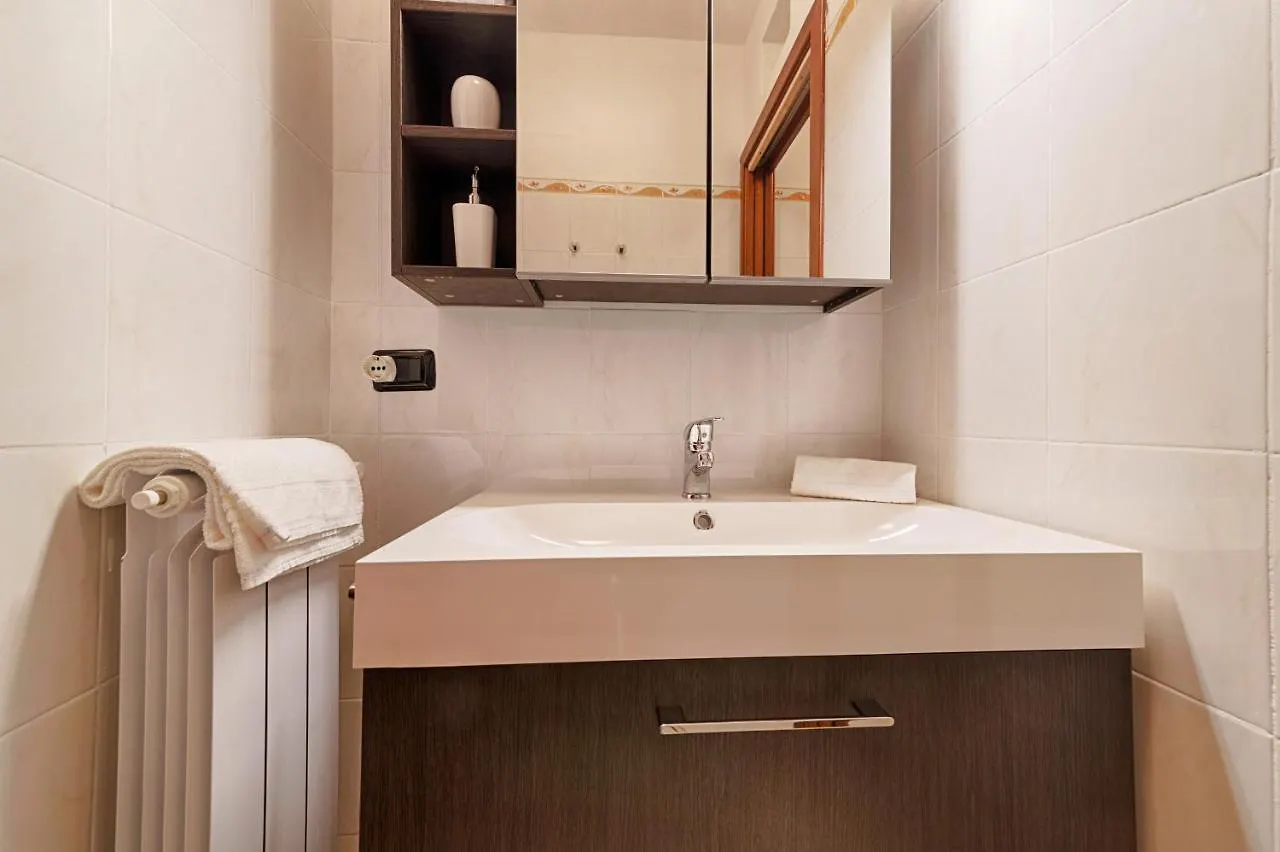 Modern Lakefront 1-Bedroom Apartment Acquaseria