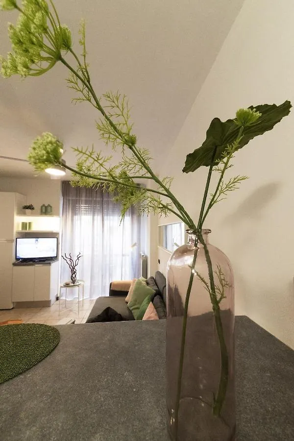 Modern Lakefront 1-Bedroom Apartment Acquaseria