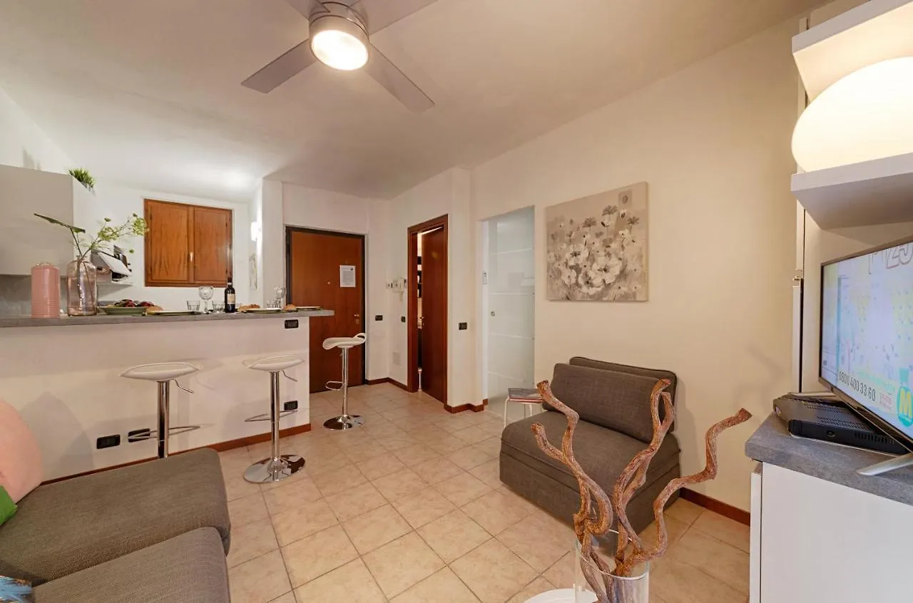 Modern Lakefront 1-Bedroom Apartment Acquaseria